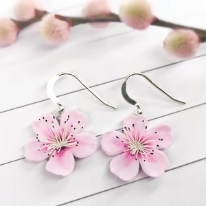 Kolczyki z kwiatem wiśni z gliny polimerowej, Sakura Pink Flower, 2 cm, realistyczna biżuteria kwiatowa