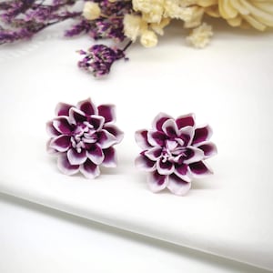 Dahlien Ohrstecker Lila Weiß aus Fimo: Kleine Dahlienblüten Ohrringe für den Herbst, Ton Blumen Ohrringe für Frauen, Botanischer Schmuck