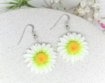 Daisy Earrings Polymer Clay, Small White Daisy Flowers, Polymer Clay Dangle Earrings, White Floral Earrings, Gift for Mom