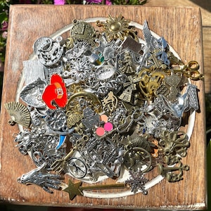 100 Charms | Mystery Charm Casting Pack for Divination | Charm Casting Charm Reader Fortune Telling Psychic Intuitive Trinkets Oddities