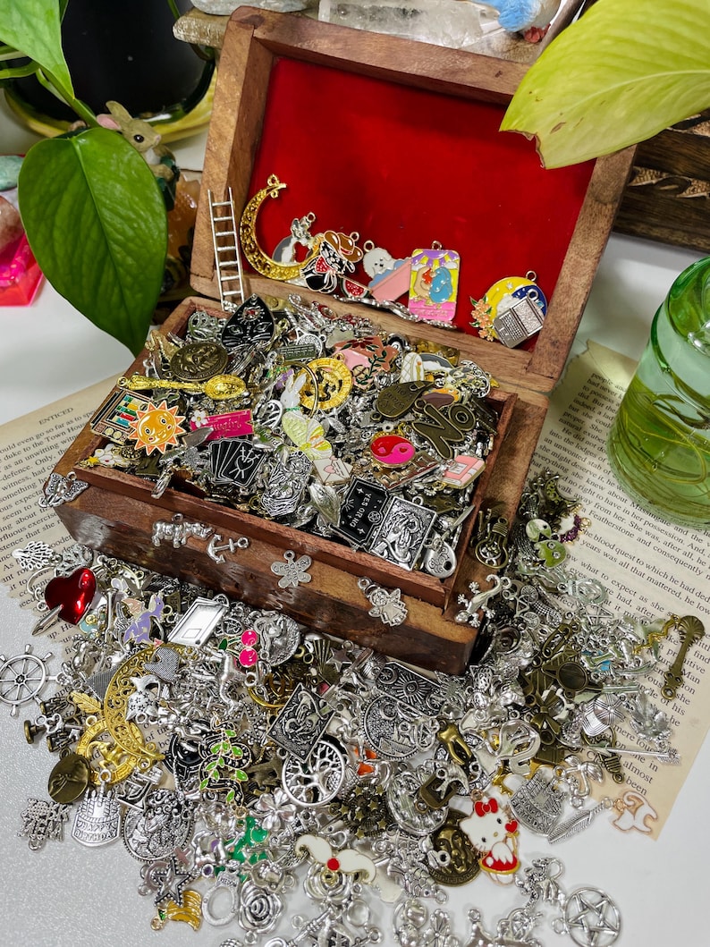 Cuchara de confeti con amuletos misteriosos: Amuletos de hechizos de bruja - 57 g