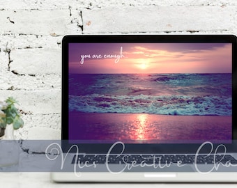 Fondo de pantalla de escritorio con olas del océano y playa, fondo de pantalla inspirador para escritorio, fondo PNG de puesta de sol de verano, tema de escritorio con la frase "Eres suficiente" y temática oceánica.