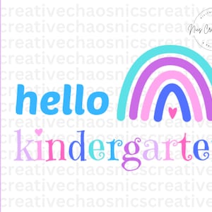 Puede incluir: Un arcoíris colorido con un diseño rosa, azul y morado. El texto "hello kindergarten" está escrito debajo del arcoíris en una variedad de colores.