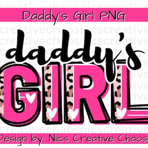 Puede incluir: Diseño gráfico rosa y negro con el texto "Daddy's Girl" en una fuente cursiva en negrita. Las letras están delineadas en negro y tienen un patrón de leopardo rosa y marrón en el interior.