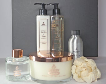 Cadeauset met geur van zwarte pruimen en rabarber: kaars, diffuser, lotion en zeep
