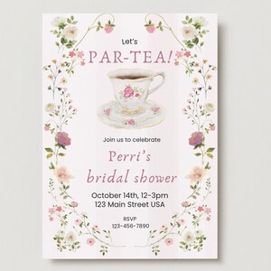 Può includere: Un invito a un addio al nubilato a tema floreale con un'illustrazione di una tazza da tè e un piattino. L'invito recita "Let's Par-Tea!" e include il nome della sposa, la data e l'ora dell'addio al nubilato, la posizione e le informazioni RSVP.