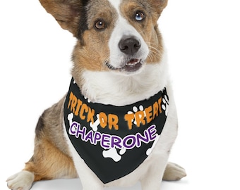Pode incluir: Um bandana para cachorro preto e branco com texto laranja que diz "Trick or Treat Chaperone". O bandana tem pegadas brancas.