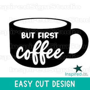 Könnte beinhalten: Eine schwarze grafische Illustration einer Kaffeetasse mit dem weißen Text "BUT FIRST coffee" in der Mitte. Das Design zeigt einen Henkel auf der rechten Seite und ein kleines dunkel-türkisfarbenes Sternsymbol in der unteren rechten Ecke.