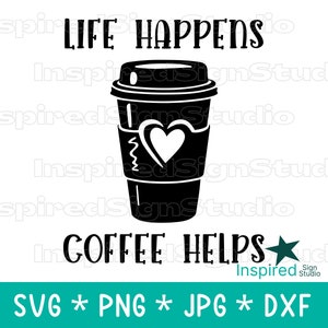 Grappig koffiecitaat SVG-ontwerp voor shirt, Life Happens Coffee Helps, To Go afhaalmaaltijden koffiekopje met deksel PNG-bestand met woorden, digitale download