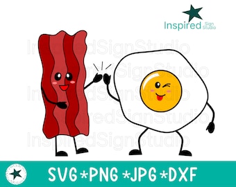 Könnte beinhalten: Eine Cartoon-Illustration eines lächelnden Speckstücks, das einem lächelnden Spiegelei einen High Five gibt. Der Speck ist rot und hat einen weißen Umriss. Das Ei ist weiß mit einem gelben Eigelb und einem weißen Umriss. Der Text "SVG *PNG *JPG *DXF" befindet sich am unteren Rand des Bildes.