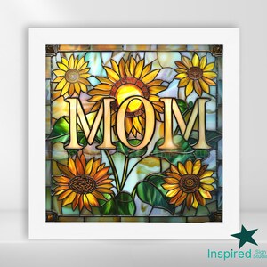 Puede incluir: Una imagen de estilo vitral de la palabra "MOM" rodeada de girasoles. Los girasoles son amarillos con centros marrones y hojas verdes.