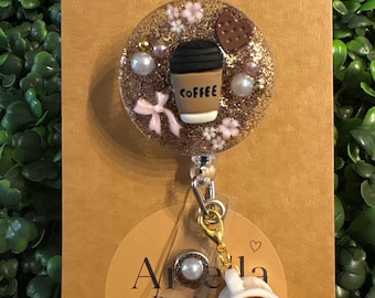 Gepersonaliseerde Coquette Coffee badgehouder met oprolmechanisme | Roze strikjes, draaibare clip ID-houder