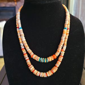 Um conjunto de 2 colares Spiny Oyster Shell Heishi, turquesa genuína e coral laranja, estilo tribal BoHo