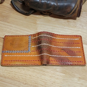 Cartera plegable de cuero con diseño de guante de béisbol Nokona hecha a mano en EE. UU., regalo para papá hecho a mano para hombre.