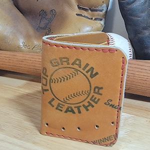 Billetera plegable de cuero reciclado con forma de guante de béisbol, hecha a mano y reutilizada, fabricada en EE. UU., regalo para hombres y padres de EDC