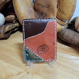 Guante de béisbol de cuero reciclado hecho a mano, billetera minimalista, billetera delgada para tarjetas de crédito, bolsillo frontal, hecho en EE. UU., regalo para hombres y padres