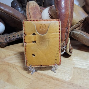 Guante de béisbol de cuero reciclado hecho a mano, billetera minimalista, billetera delgada para tarjetas de crédito, bolsillo frontal, hecho en EE. UU., regalo para hombres y padres