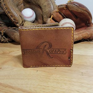 Cartera plegable con diseño de guante de béisbol Rawlings de cuero reciclado, hecha a mano en EE. UU., regalo para papá hecho a mano para hombre.