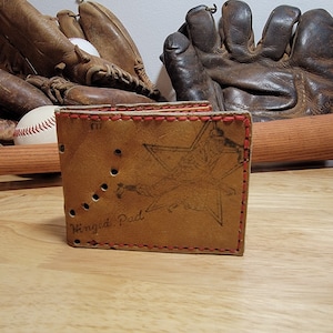 Cartera plegable con diseño de guante de béisbol Cambridge de cuero reciclado, hecha a mano en EE. UU., regalo artesanal para papá.