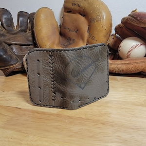 Billetera plegable de cuero con forma de guante de béisbol reutilizado y hecha a mano, hecha en EE. UU., regalo para hombres y padres de EDC