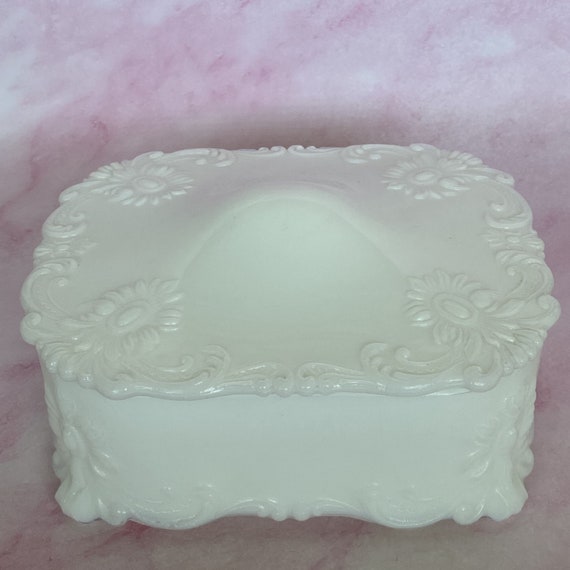 Vintage Victorian White Milk Glass Vanity Box, Li… - image 6