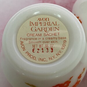 Puede incluir: Sachet de crema blanco Avon Imperial Garden con dise&ntilde;o floral naranja. La etiqueta dice "Cream Sachet" y "Net Wt. .66 oz.". El producto es de Avon Prod., Inc., N.Y., N.Y. 10019.