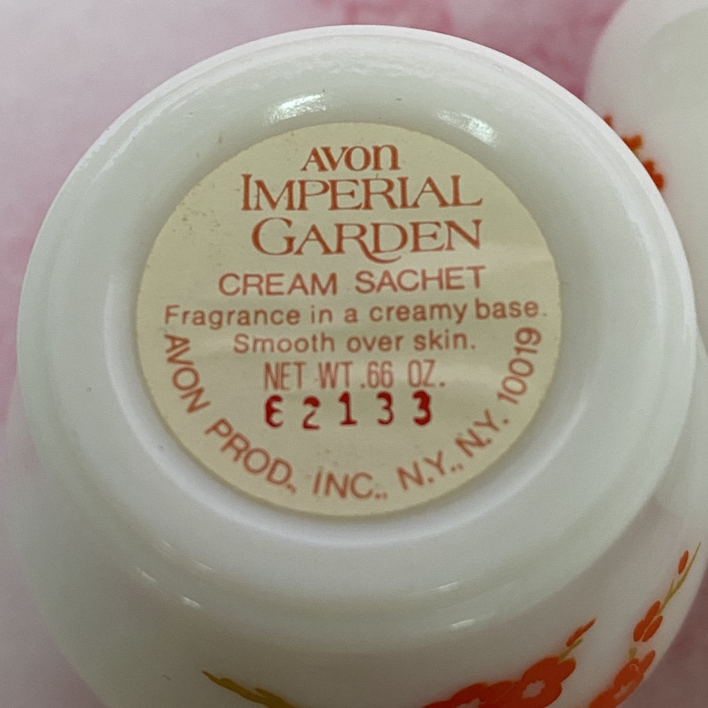 Puede incluir: Sachet de crema blanco Avon Imperial Garden con dise&ntilde;o floral naranja. La etiqueta dice "Cream Sachet" y "Net Wt. .66 oz.". El producto es de Avon Prod., Inc., N.Y., N.Y. 10019.