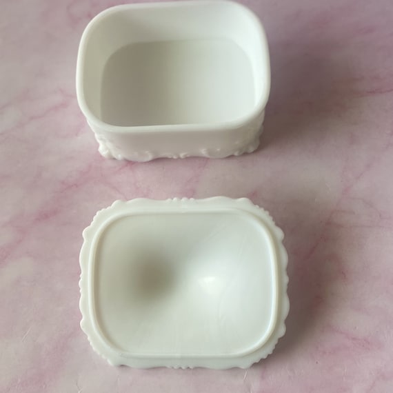 Vintage Victorian White Milk Glass Vanity Box, Li… - image 9