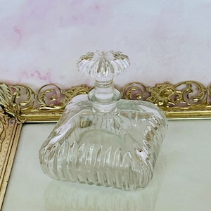 Frasco de perfume transparente estilo bohemio checo vintage, cuadrado, con forma de almohada