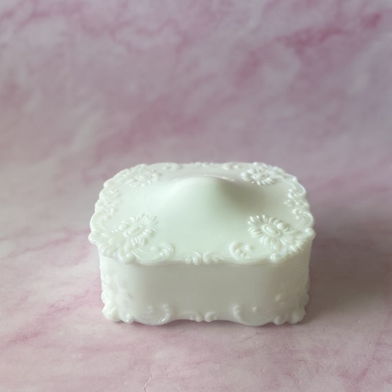 Vintage Victorian White Milk Glass Vanity Box, Li… - image 3