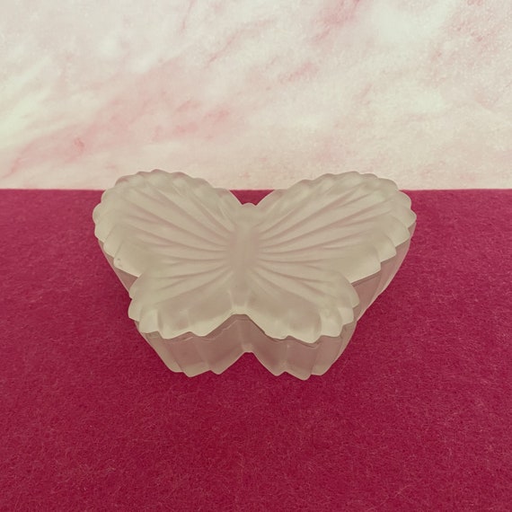 Vintage White Frosted Glass Butterfly Trinket Box… - image 2