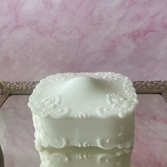 Vintage Victorian White Milk Glass Vanity Box, Li… - image 2