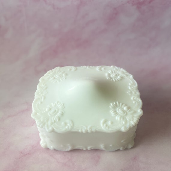 Vintage Victorian White Milk Glass Vanity Box, Li… - image 5