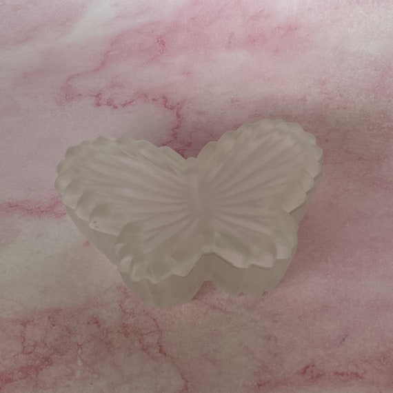 Vintage White Frosted Glass Butterfly Trinket Box… - image 3