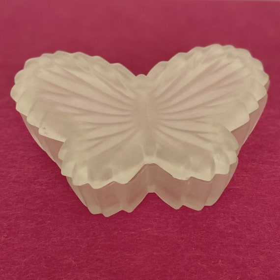 Vintage White Frosted Glass Butterfly Trinket Box… - image 4