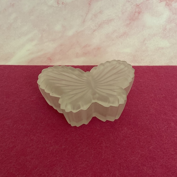 Vintage White Frosted Glass Butterfly Trinket Box… - image 5