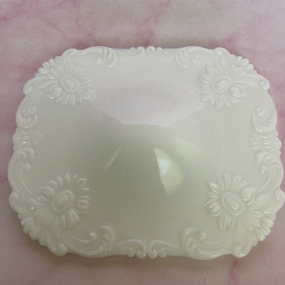 Vintage Victorian White Milk Glass Vanity Box, Li… - image 7