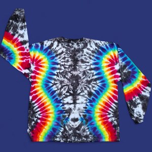 Może przedstawiać: Koszulka z długim rękawem w stylu tie-dye z czarnym, białym, niebieskim, czerwonym, żółtym i zielonym wzorem w kształcie spirali.