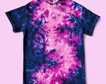 Puede incluir: Una camiseta tie-dye con un patrón de espiral rosa y azul. La camiseta está hecha de un material suave y cómodo y es perfecta para el uso casual.