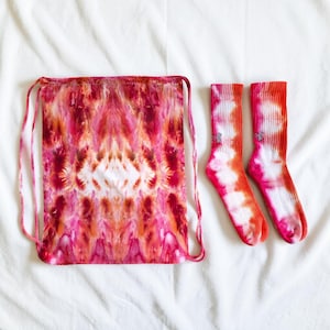 Set regalo tie-dye – Sacco con coulisse e frappè alla fragola + 2 calzini lunghi – Combo rosa pesca – Regalo retrò boho – Fatto a mano – Vibrazioni da calza della Befana