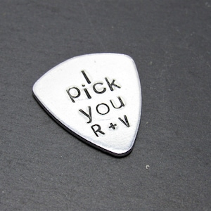 Aangepaste valentijns plectrum Valentijnsdag cadeau voor hem plectrums, met de hand gestempeld gepersonaliseerde plectrum gepersonaliseerde gitaarmuziekcadeaus