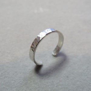 Anillo de plata de ley con mensaje oculto, martillado a mano, anillo ajustable para el pulgar, anillos para hombre y mujer, anillo con nombre personalizado de 3 mm (Reino Unido)