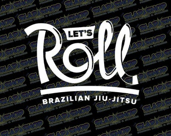 Peut inclure: Texte blanc sur fond noir qui dit "Let's Roll" avec les mots "Brazilian Jiu-Jitsu" en dessous. Le texte est dans une police stylisée et est entouré d'un motif répété des mots "The Slap Shop Premium Decals & Stickers".