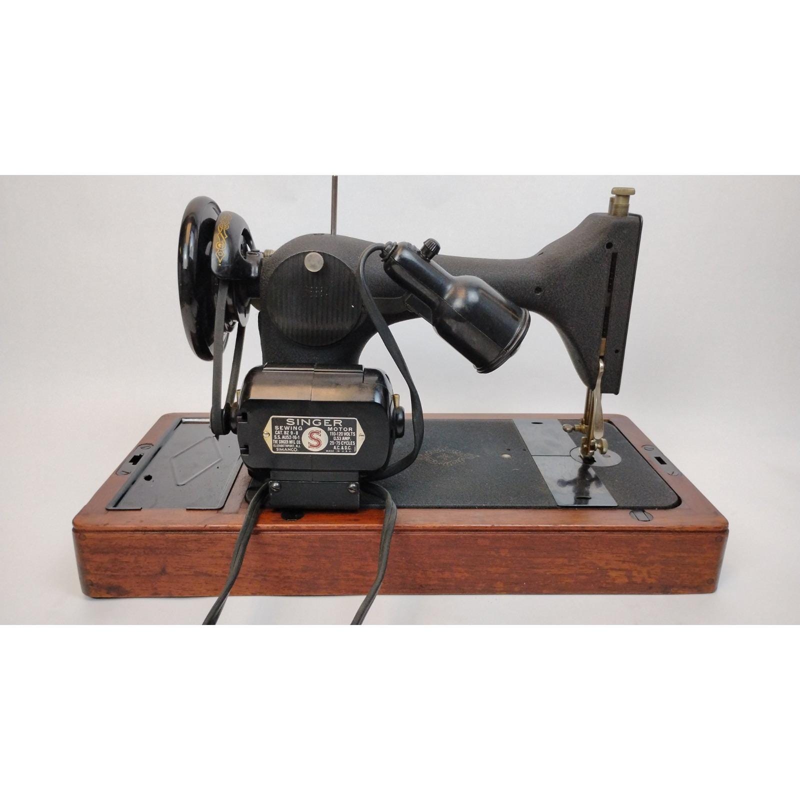 1949 SINGER Sewing Machine Portable Electric 128 Bentwood Case AJ