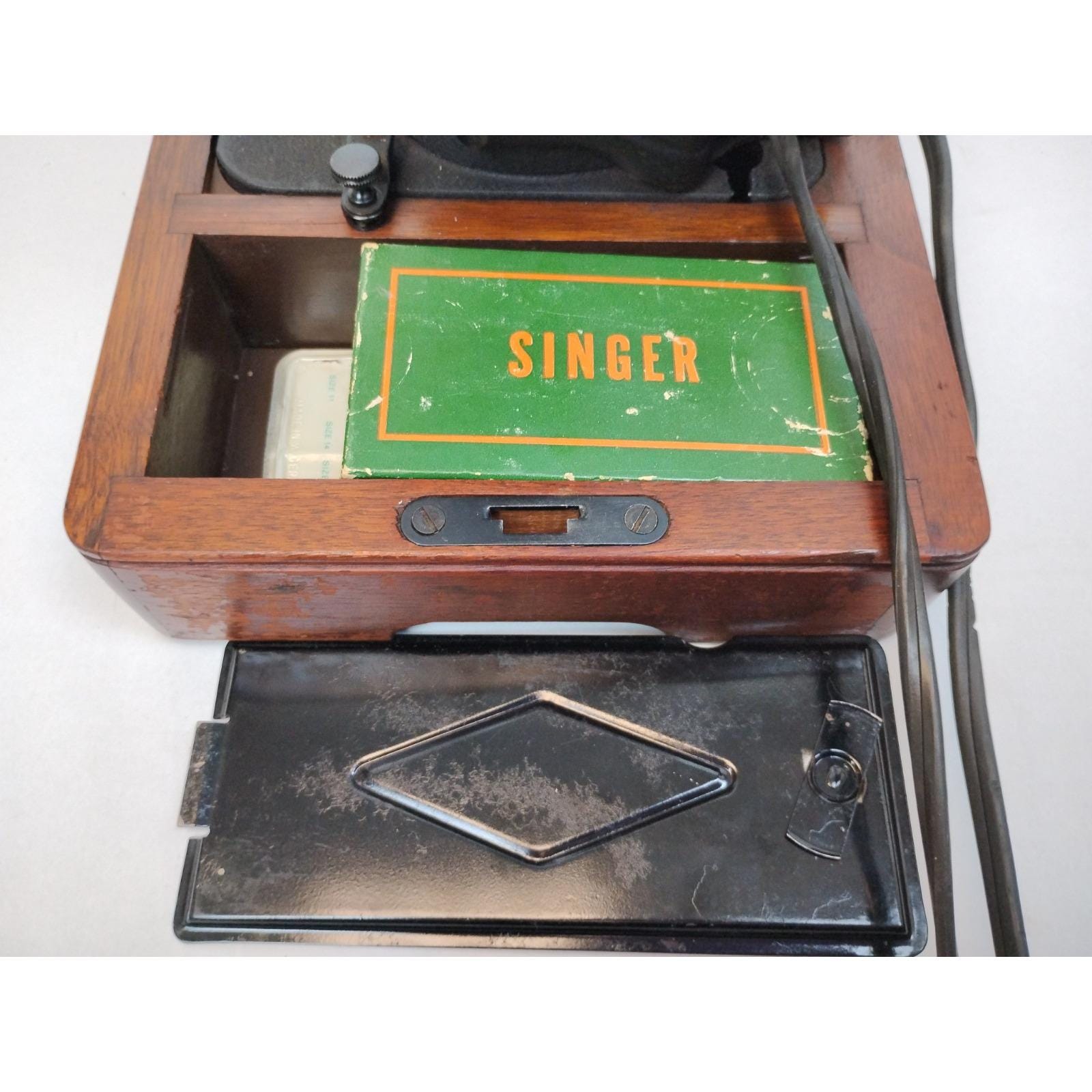 1949 SINGER Sewing Machine Portable Electric 128 Bentwood Case AJ