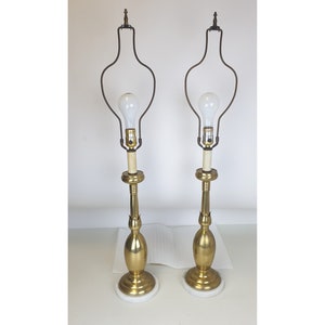 Coppia vintage di lampada da tavolo a colonna in ottone e marmo/torcia a tulipano Hollywood Regency