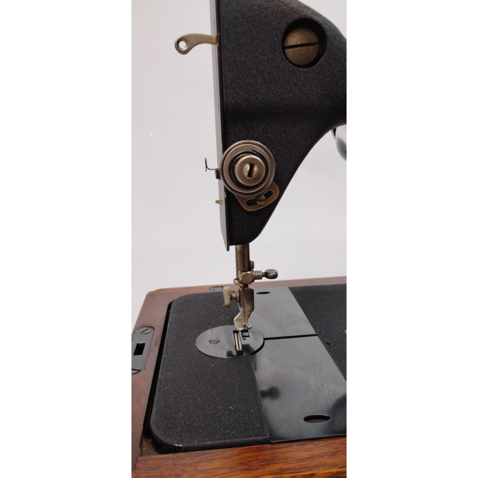 1949 SINGER Sewing Machine Portable Electric 128 Bentwood Case AJ