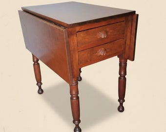 Mesa plegable antigua de madera maciza de nogal, 2 cajones, 74 cm de alto, tiradores tallados, patas torneadas.