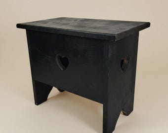 Taburete de almacenamiento rústico de madera maciza negra hecho a mano con forma de corazón y caja en T de 17".