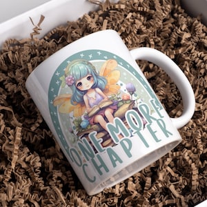 Hada Png imprimible, Un capítulo más, sublimación, clipart, Hada sentada en libros, diseño de tazas, diseño digital, libros color pastel, mágico.